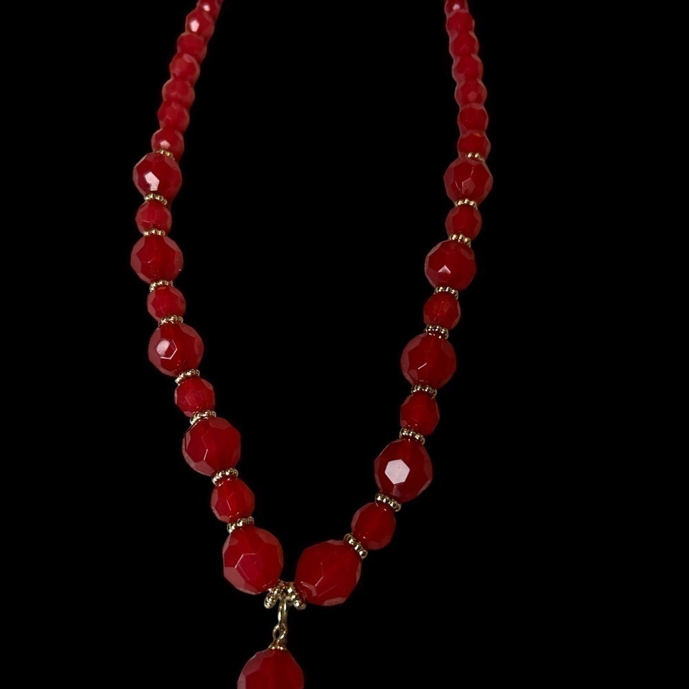 Red Acrylic Beads Faux Stone Pendant Necklace Gold Tone Accents & Chain - Picture 7 of 9